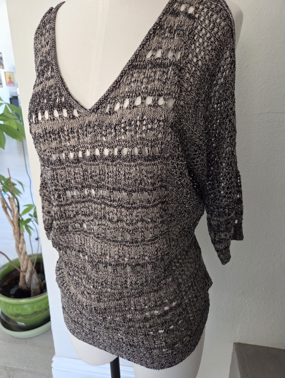 Guess Open-Knit V-Neck Peekaboo Shoulder 3/ Lightweight Sweater in Black & Cream